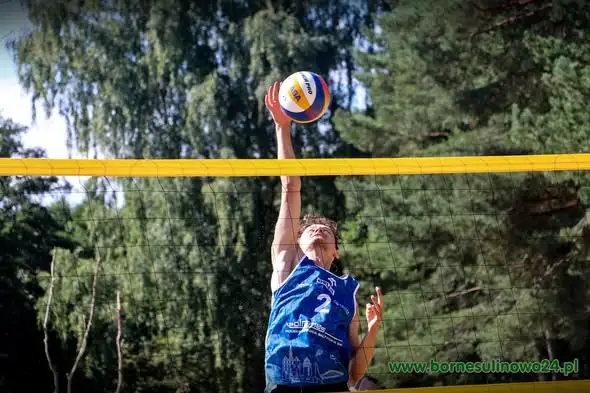 Sportowe zakończenie wakacji w Bornem Sulinowie: turniej piłki plażowej na Słonecznej Plaży