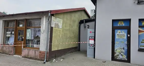 OSP Barwice usuwa gniazdo szerszeni na ul. Bolesława Chrobrego