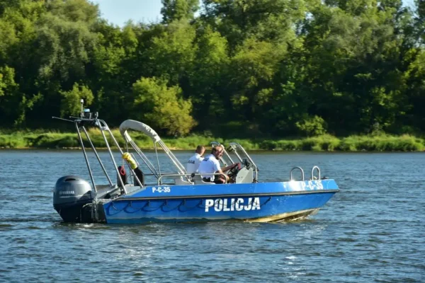 Policjanci ze Szczecinka patrolują wodne akweny, dbając o bezpieczeństwo wczasowiczów