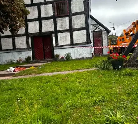OSP Barwice usuwa gniazdo os w kościele w Ostrowąsach