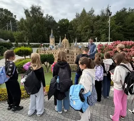Uczniowie z Barwic odkrywali kraje nadbałtyckie w Parku Miniatur