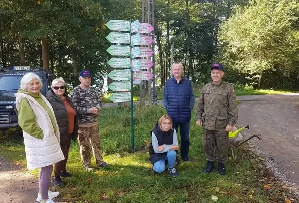 Dąbrowica: nowy drogowskaz „Śladami do… Ciekawych Miejsc” już stoi