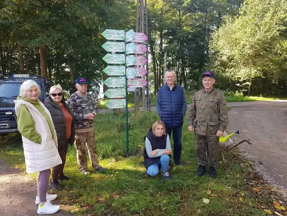 Dąbrowica: nowy drogowskaz „Śladami do… Ciekawych Miejsc” już stoi