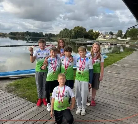 Młodzi żeglarze z Białego Boru z medalami na regatach „Choszczeńska Jesień”