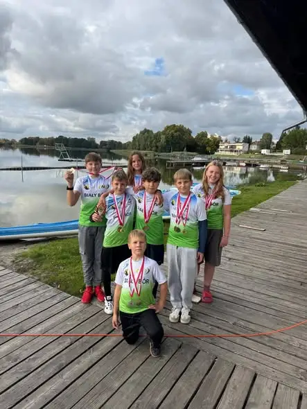 Młodzi żeglarze z Białego Boru z medalami na regatach „Choszczeńska Jesień”