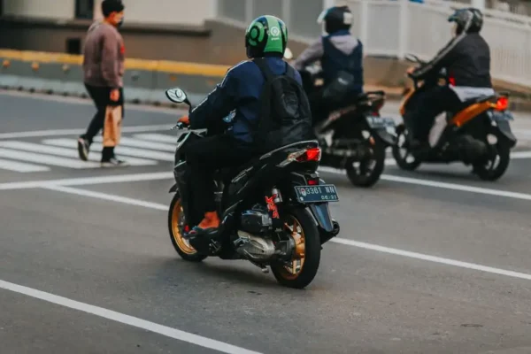 Motorowerzysto, nie daj się wkręcić – bezpieczeństwo na drodze to nie tylko kask