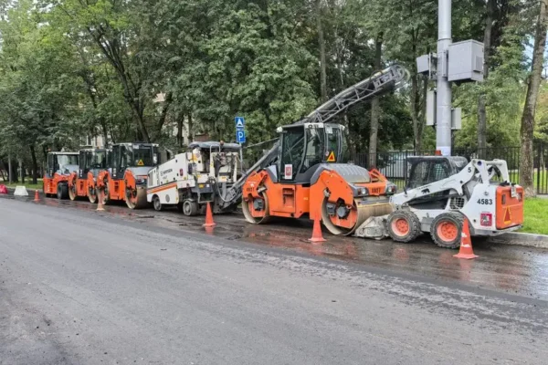 Ulica Brzechwy w Bornem Sulinowie na finiszu – ostatnia warstwa asfaltu