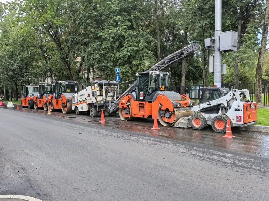 Ulica Brzechwy w Bornem Sulinowie na finiszu – ostatnia warstwa asfaltu